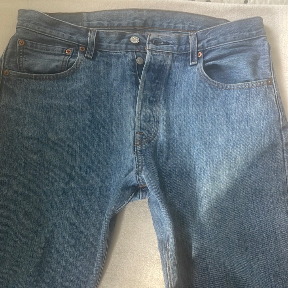 LEVI’S 501 BUTTON FLY JEANS. 33/34
